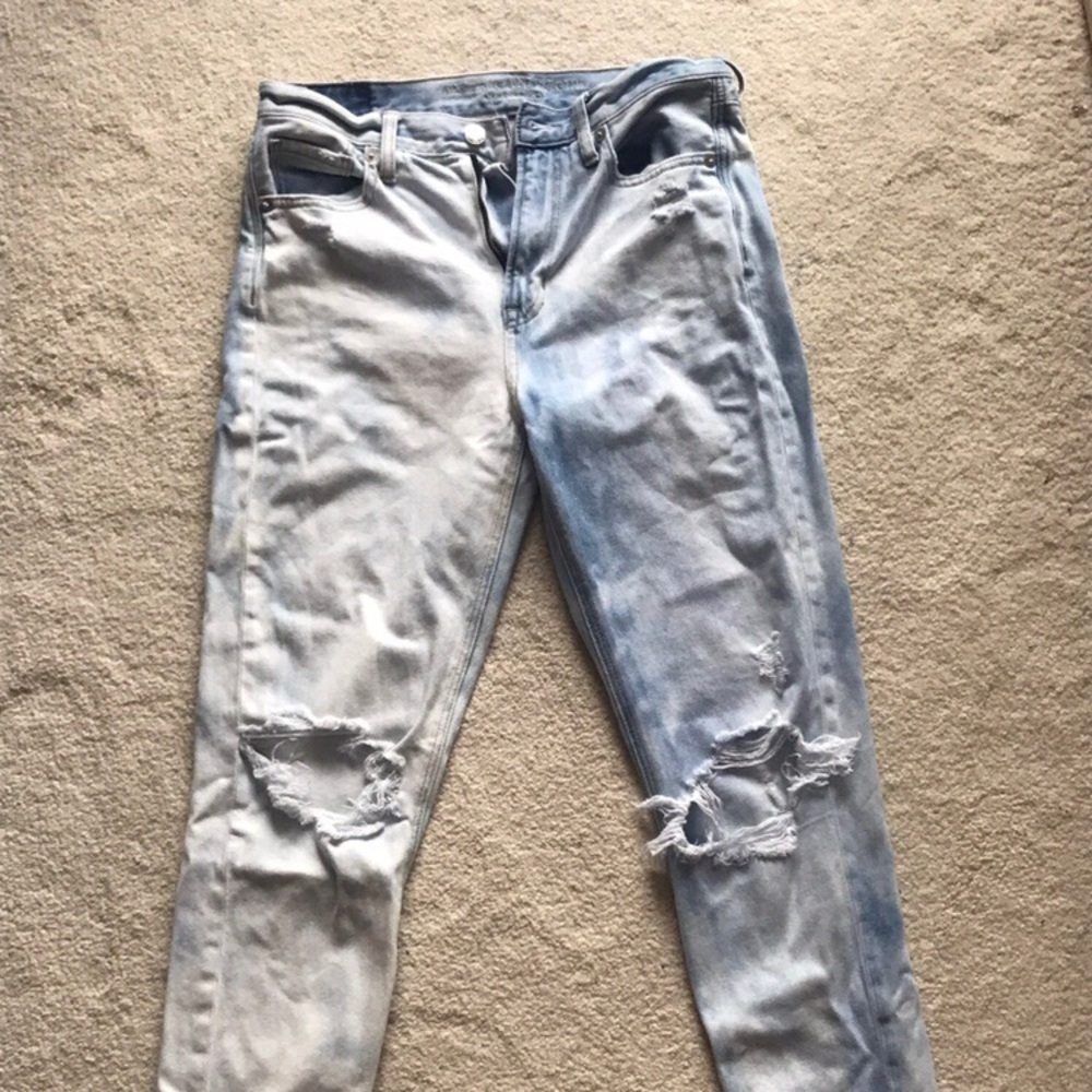 AMERICAN EAGLE LIGHT-WASH RIPPED JEANS!!!